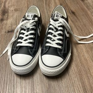 Low top black Converse size 9 Men’s